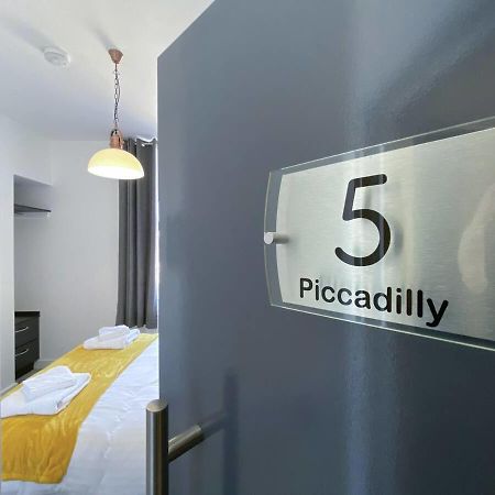 Piccadilly By Pureserviced Плимът Екстериор снимка