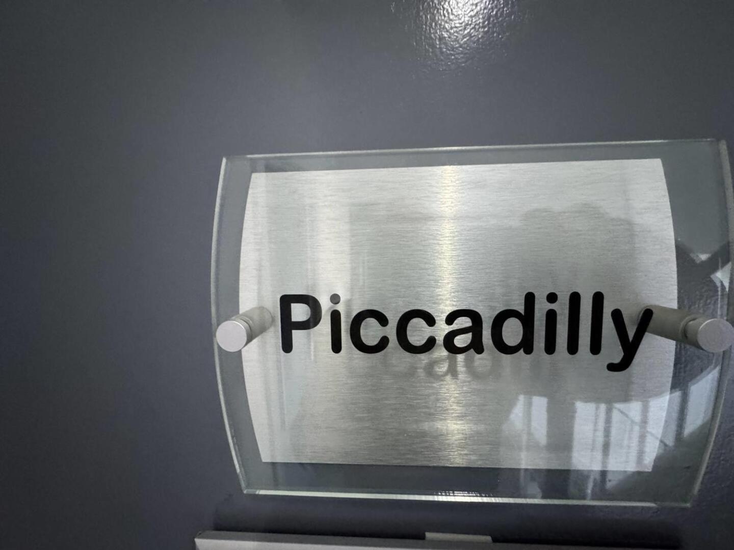 Piccadilly By Pureserviced Плимът Екстериор снимка
